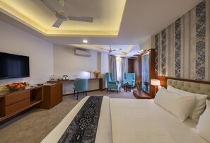 Kamar Double Deluks, 1 kamar tidur, lemari es, pemandangan kota | Seprai premium, minibar, brankas, dan meja kerja