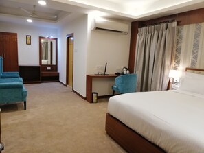 Kamar Double Deluks, 1 kamar tidur, lemari es, pemandangan kota | Area keluarga | TV layar datar dan perapian