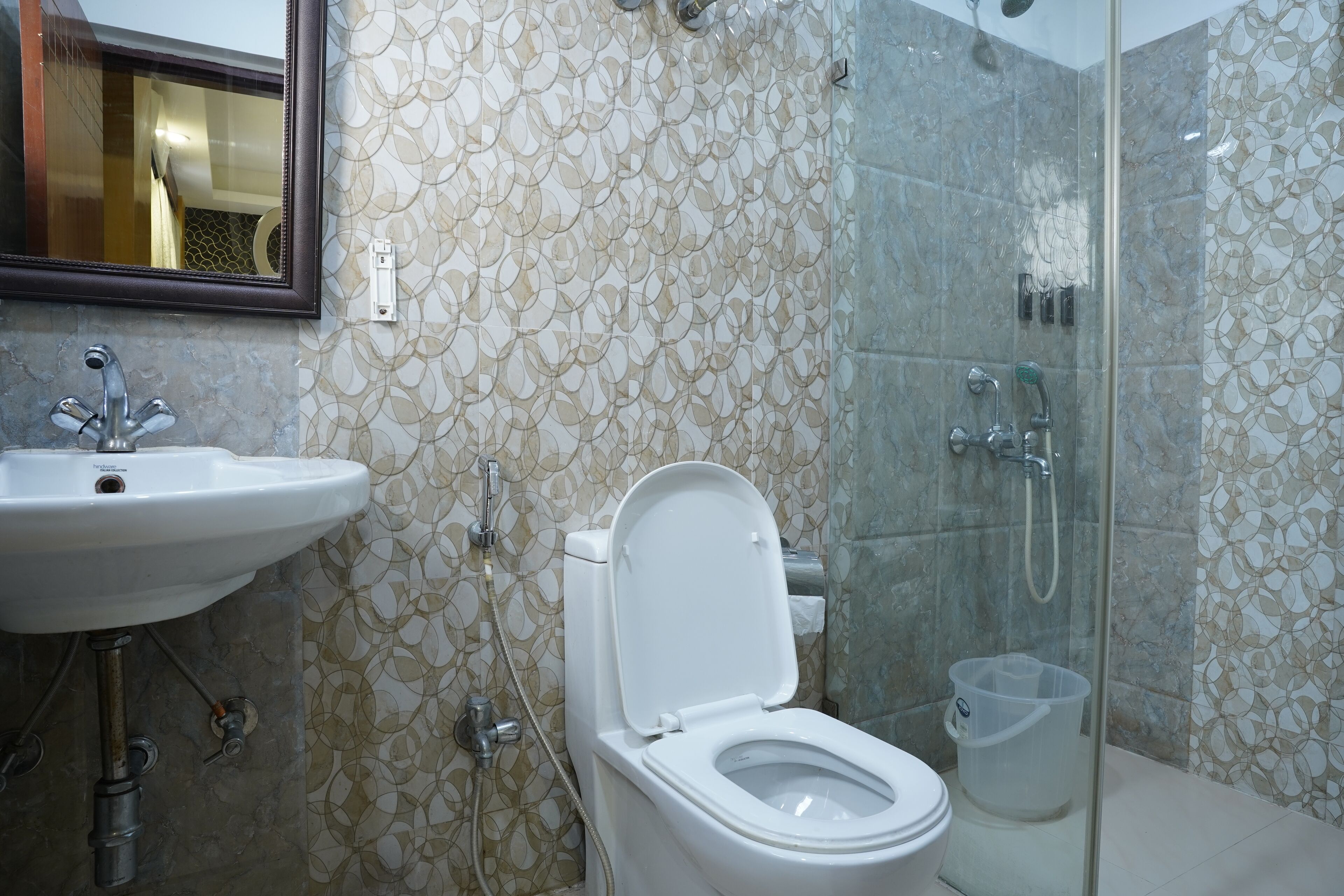 Une salle de bain avec des toilettes, un lavabo et une douche.