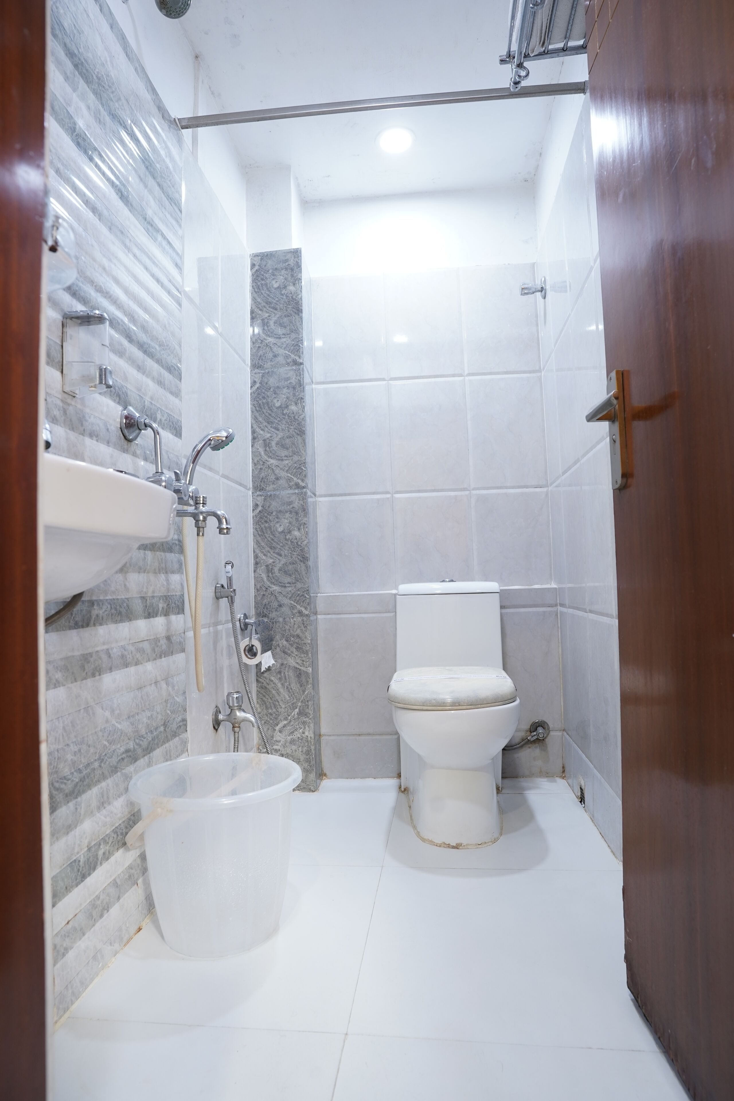 Un baño con bañera, inodoro y lavamanos.