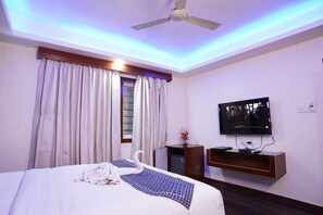 Deluxe Double Room, 1 Bedroom, Refrigerator, City View - Hotel Emirates (Kolkata)