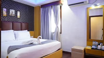 Executive Double Room, 1 Bedroom | Peralatan tempat tidur premium, bar mini, peti besi dalam bilik, meja
