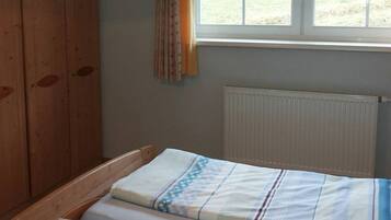 2 bedrooms, travel cot, WiFi, bed sheets