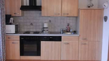 Microwave, dishwasher, coffee/tea maker, electric kettle