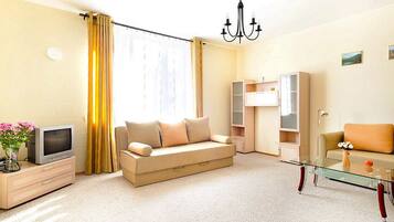 Apartment, 2 Schlafzimmer (Malysheva, 4b- 79) | Wohnzimmer | Fernseher