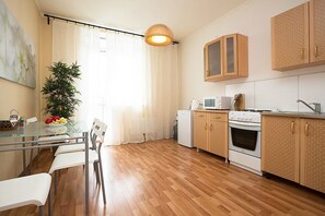 Apartment, 1 Schlafzimmer (Malysheva, 4b- 43) | Eigene Küche | Kühlschrank, Mikrowelle, Herdplatte, Wasserkocher
