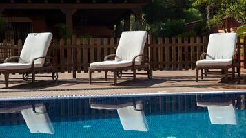 Piscine extérieure (ouverte en saison), chaises longues