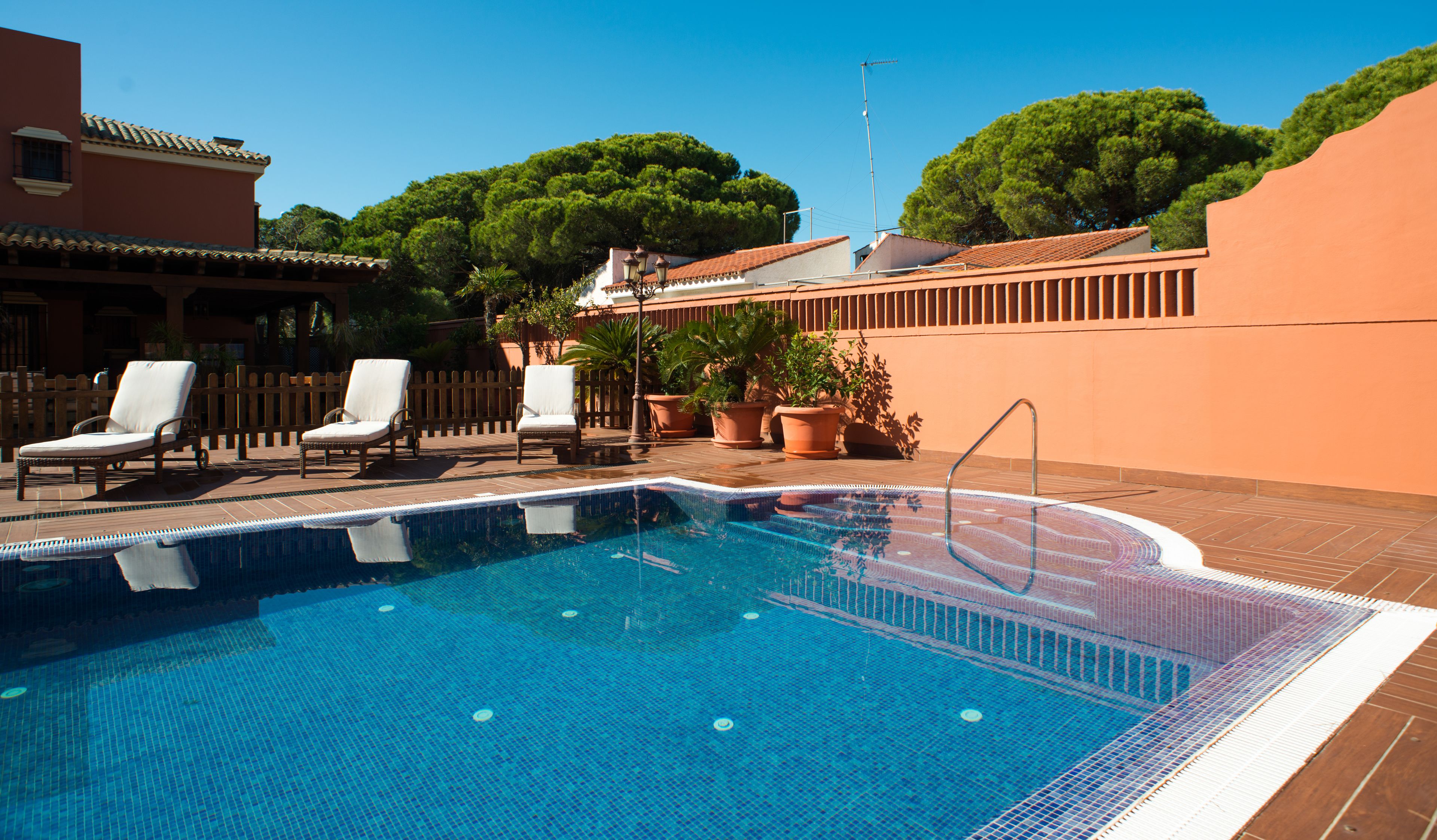 Alberca al aire libre por temporada y camastros 