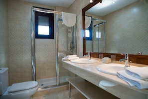 Deluxe tweepersoonskamer | Badkamer | Gratis toiletartikelen, een haardroger, handdoeken