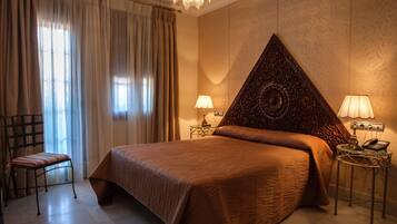 Deluxe tweepersoonskamer, terras | Een minibar, verduisterende gordijnen, geluiddichte muren