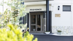 Une entrée d’immeuble avec une enseigne indiquant « PROVENCE ».