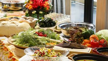 Daily buffet breakfast (JPY 2200 per person)