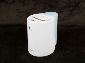 Un objet cylindrique blanc et bleu clair, orné de texte et de logos, notamment « nanoe » et « Panasonic ».