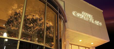 Mặt tiền nơi lưu trú - ban đêm