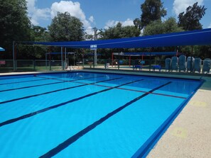 Piscine extérieure en saison