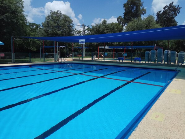 Piscine extérieure (ouverte en saison)