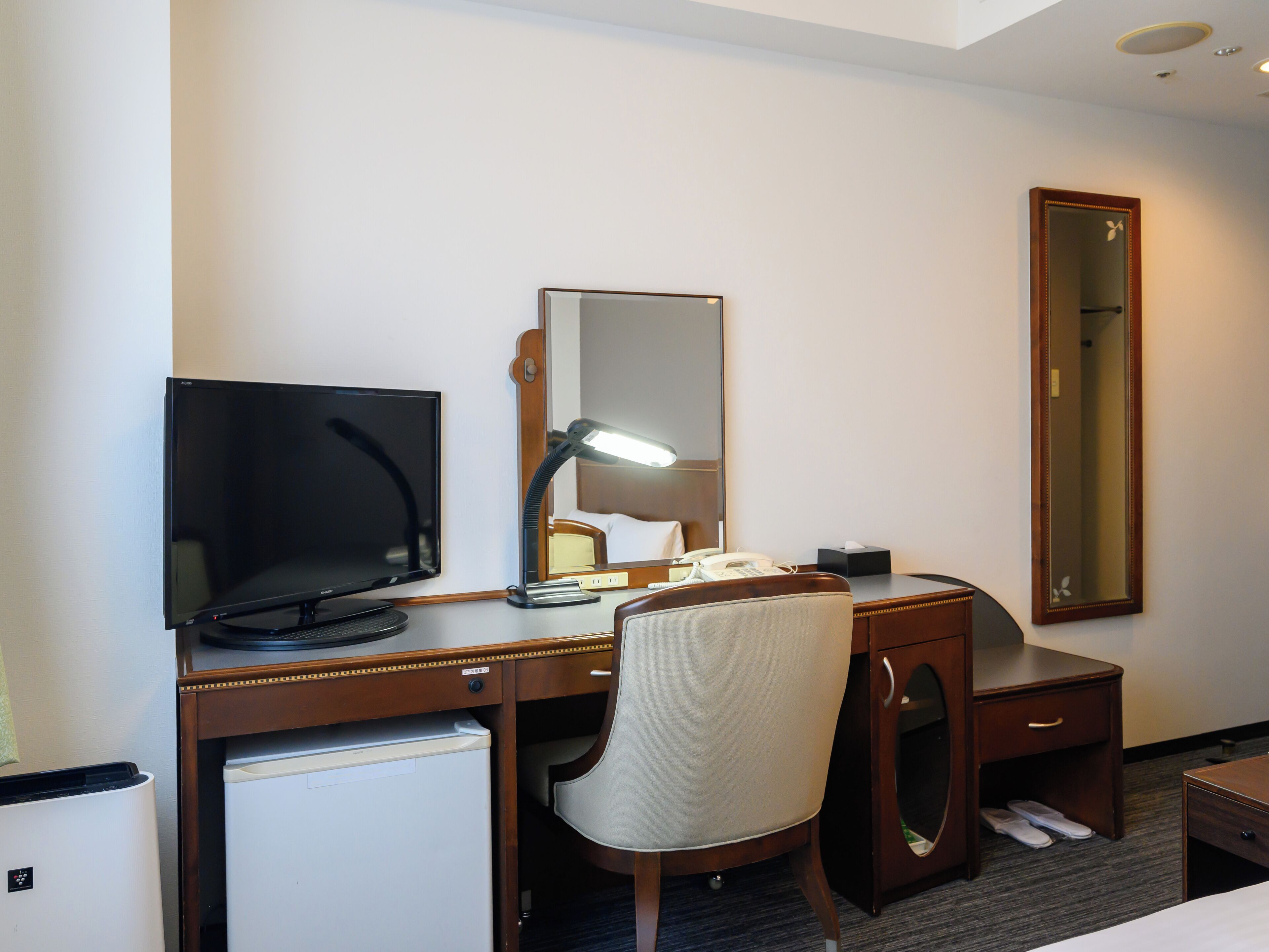queen economy room | desk, free wifi, bed sheets