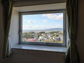 クイーンエコノミールーム | デスク、WiFi (無料)、ベッドシーツ