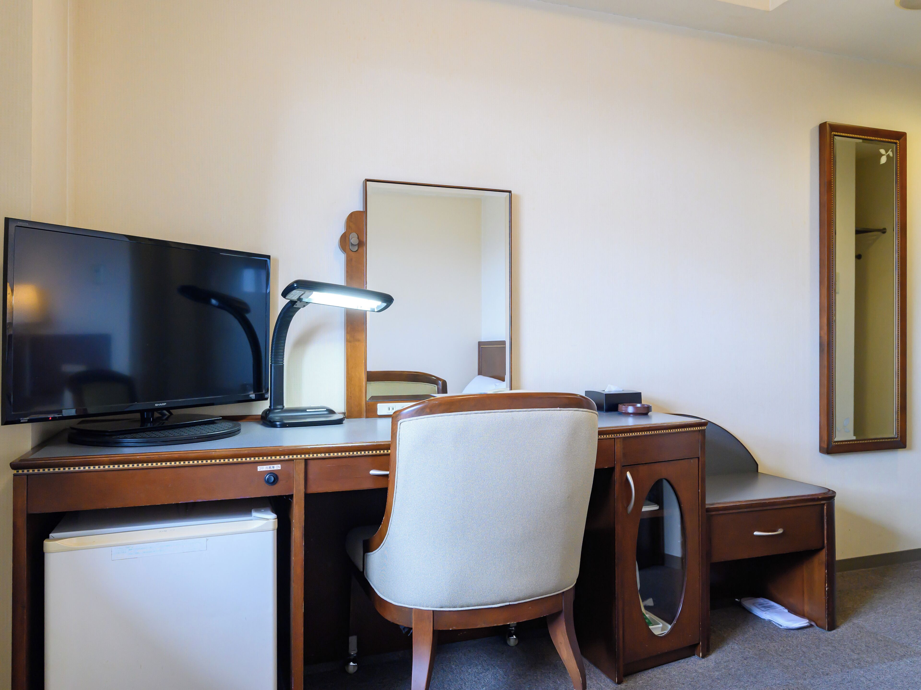 desk, free wifi, bed sheets