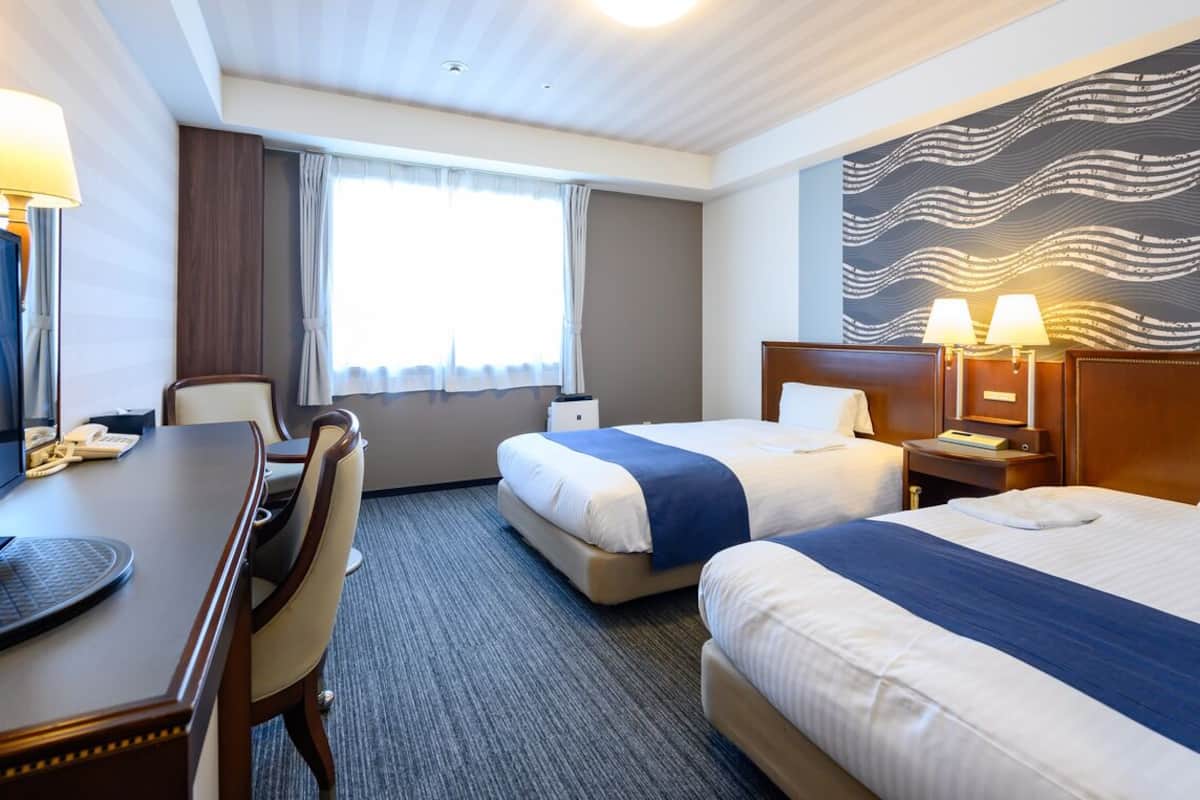 Een bureau, gratis wifi, beddengoed