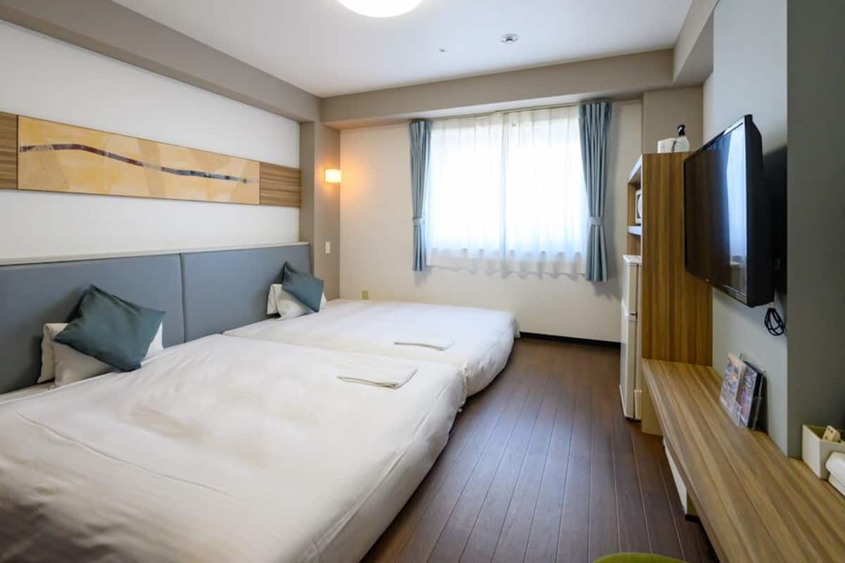 Een bureau, gratis wifi, beddengoed