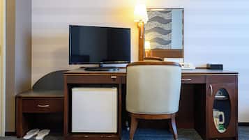 Escritorio, wifi gratis y ropa de cama