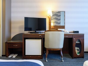 Twin Standard Room | Desk, free WiFi, bed sheets