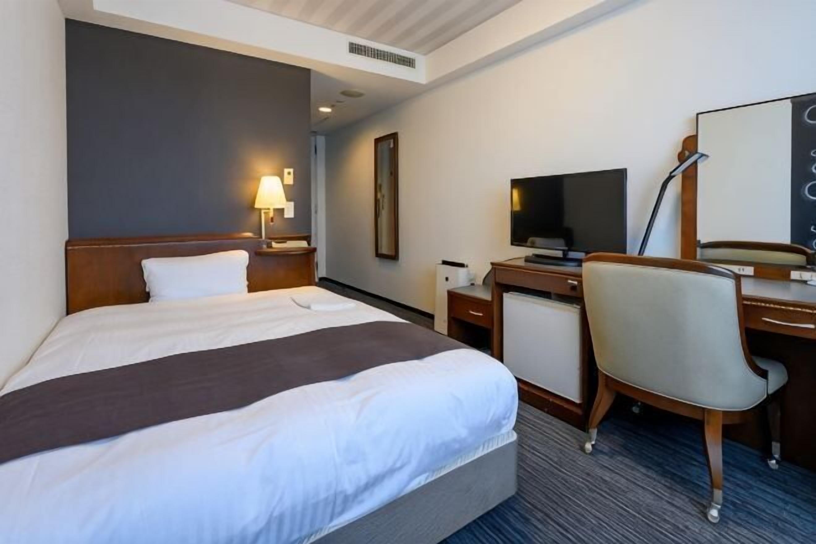 Een bureau, gratis wifi, beddengoed