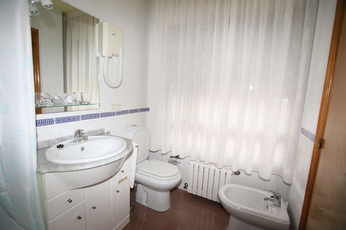 double or twin room | bathroom | combined shower/bathtub, free toiletries, hair dryer, bidet