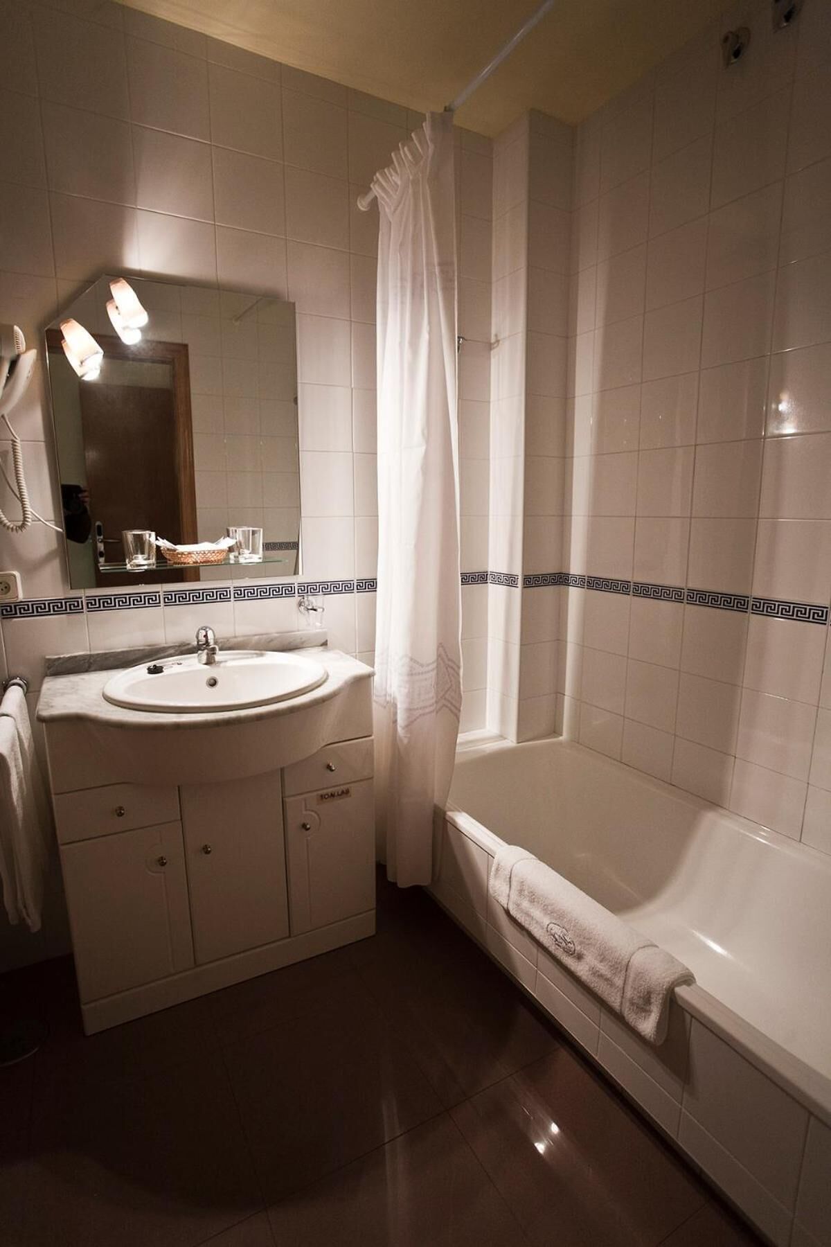 combined shower/bathtub, free toiletries, hair dryer, bidet