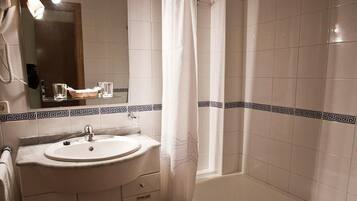 Ducha y bañera combinadas y artículos de higiene personal gratuitos