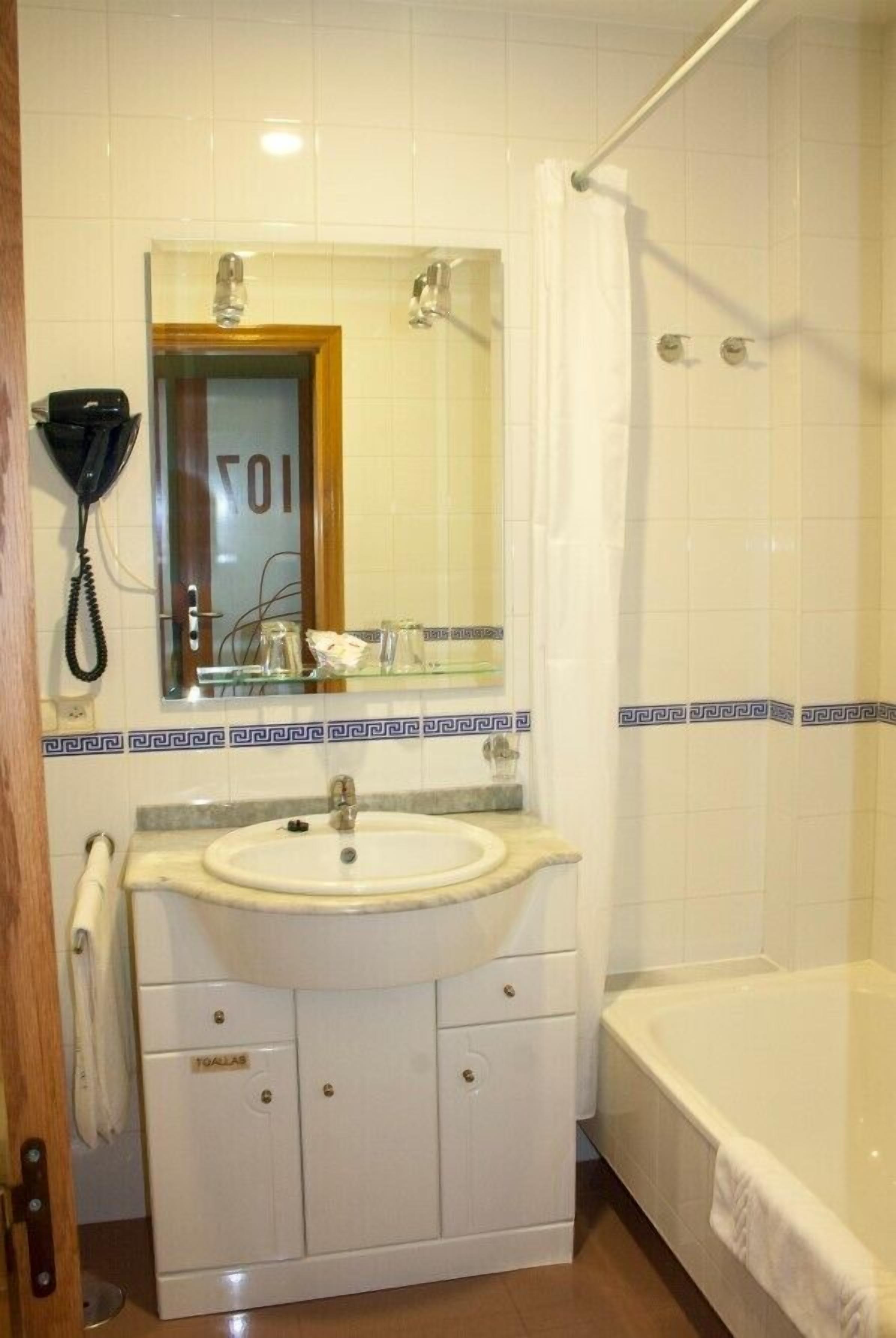 combined shower/bathtub, free toiletries, hair dryer, bidet