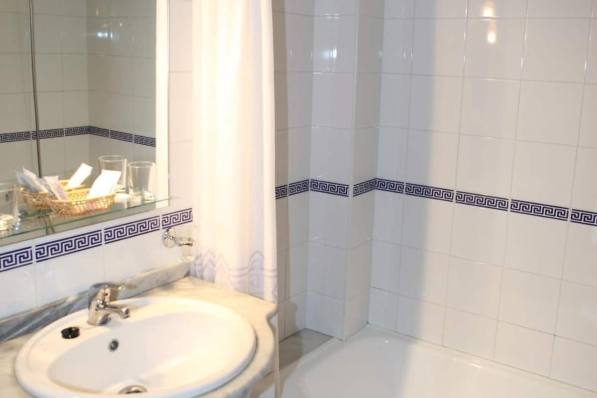combined shower/bathtub, free toiletries, hair dryer, bidet