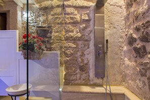 Junior Studio Suite, 1 Queen Bed, Ground Floor | In-room safe, desk, free WiFi, bed sheets - Donnaciccina Accomodation (Tropea)