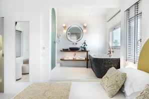 Minibar, in-room safe, soundproofing, iron/ironing board - Emfasis Villa (Santorini)