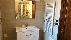 A bathroom with a white vanity, a mirror, a towel rack, and a toilet. - Eleven Bed & Breakfast (Reggio Calabria)
