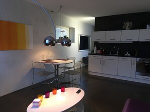Loft de diseñador, vista a la montaña | Servicio a la habitación