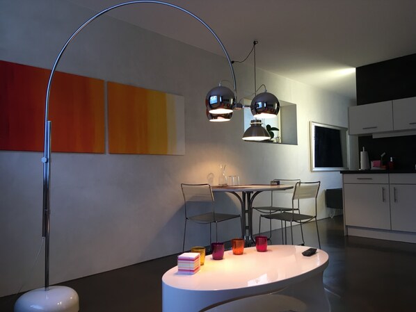 Design-Loft, Bergblick | Essbereich im Zimmer