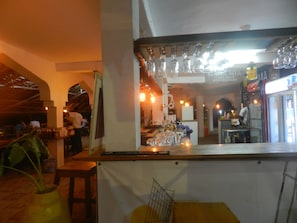 Bar (trong khuôn viên)