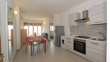 Apartemen Klasik, 2 kamar tidur (Eco 34) | Dapur pribadi | Lemari es besar, kompor, dan peralatan masak/sendok-piring