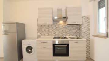 Apartemen Klasik, 2 kamar tidur (Eco 34) | Dapur kecil pribadi | Lemari es besar, kompor, dan peralatan masak/sendok-piring