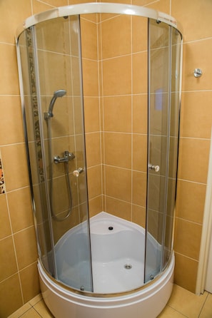 Apartment, 1 Bedroom, Terrace | Bathroom | Towels, toilet paper - Family Homes - Apartamenty Vento (Wladyslawowo)