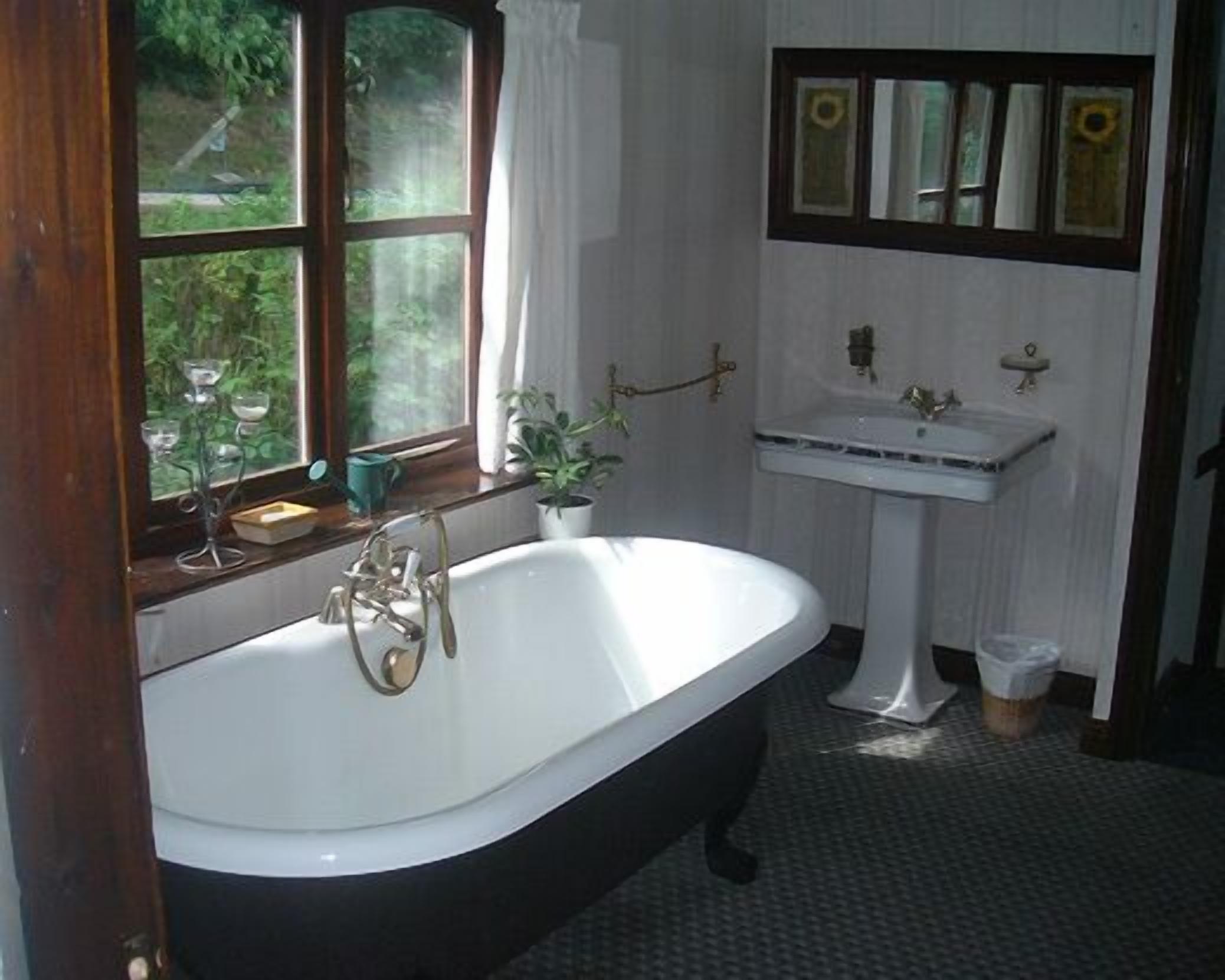 スタンダード アパートメント 2 ベッドルーム 暖炉 マウンテンビュー | バスルーム | シャワー付き浴槽、バスアメニティ (無料)、ヘアドライヤー、タオル