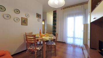 Apartment, 2 Bedrooms | Makan dalam bilik