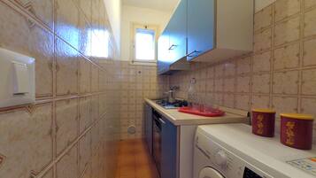 Apartment, 2 Bedrooms | Dapur peribadi | Peti sejuk/penyejuk beku saiz penuh, ketuhar, dapur