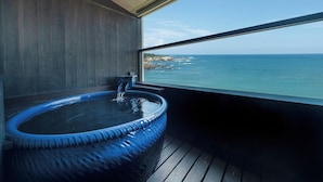 Un jacuzzi en un balcón con vista al océano.