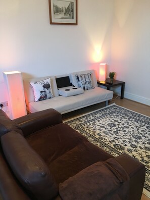 Departamento económico, 2 habitaciones, cocina, en el área del patio | Sala de estar | Smart TV