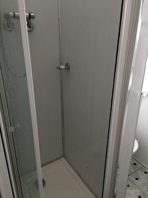 Appartement Économique, 2 chambres, cuisine, côté cour intérieure | Salle de bain