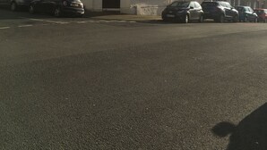 Ein zweigeschossiges Gebäude mit einer symmetrischen Fassade, Bogenfenstern und einem zentralen Eingang.