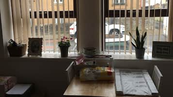 Economy Apartment, 2 Bedrooms, Kitchen, Courtyard Area | In-room dining